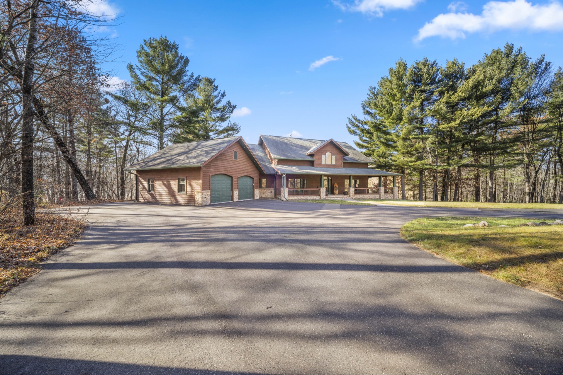 Front angle view of Long Lake Lodge entrance and driveway